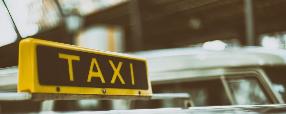 Signe Taxi sur une voiture